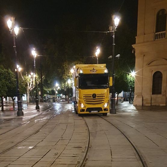 camión amarillo en plaza