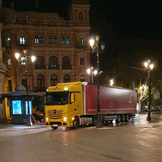 camión amarillo en plaza